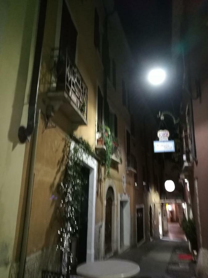 Dreamy Apartment Tre Corone Old Town Desenzano del Garda Exteriör bild